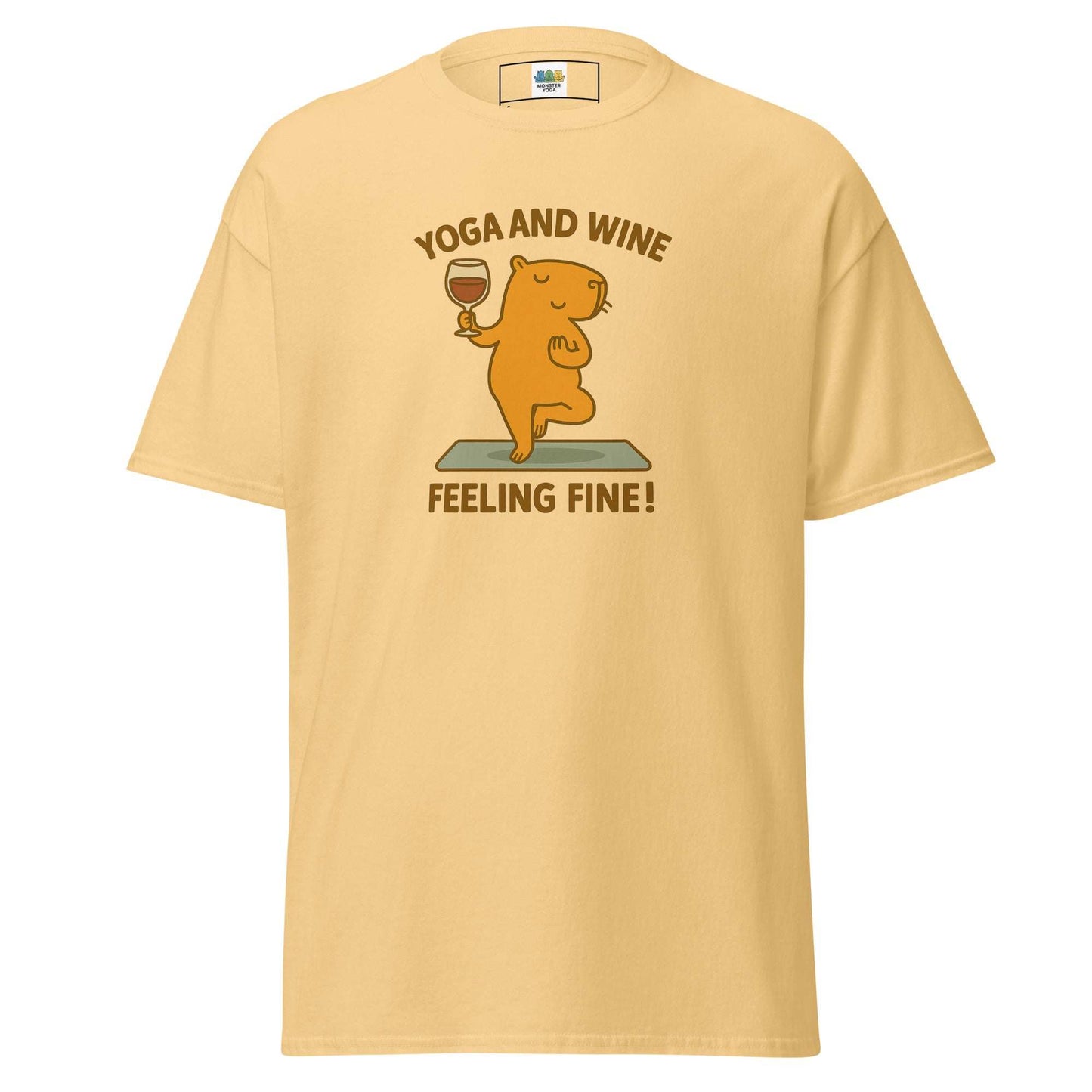 Capybara beim Yoga mit Wein auf klassischem Unisex-T-Shirt aus Baumwolle